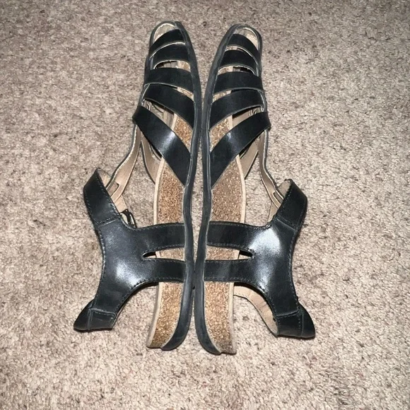 Earth Origins blacks sandals - Picture 2 of 3